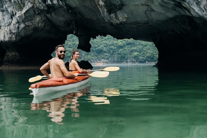 Cho thuê thuyền kayak có ở khu vực Ba Hang, đảo Lờm Bò, Cửa Vạn, Hang Cỏ, Cống Đầm với giá từ 50.000 - 100.000 đồng một giờ. Ảnh: Nina Lishchuk/Shutterstock.