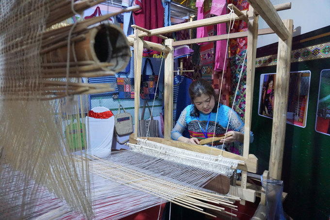 Huyện Mai Châu giới thiệu nghề dệt vải. Ảnh: Ngân Dương
