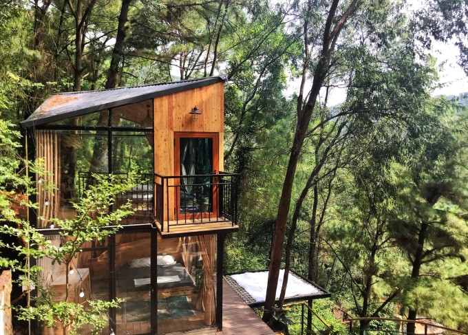 Một căn nhà Gỗ Rừng Thông hai tầng view núi rừng. Khu nghỉ này có giá phòng từ 1,1 đến 6,5 triệu đồng/ đêm tùy loại phòng, số lượng người và thời điểm đặt chỗ. Ảnh: Debay Villa