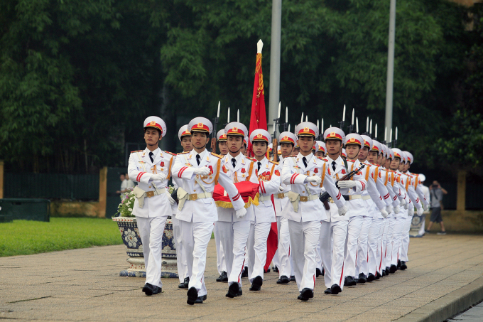 Nghi lễ thượng cờ là nghi lễ cấp quốc gia, được thực hiện vào mỗi 6h sáng trước lăng Chủ tịch Hồ Chí Minh. Ảnh: Lê Bích.