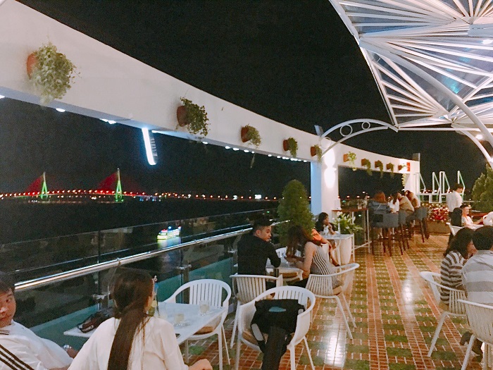 Những quán cafe view đẹp ở Cần Thơ - Ninh Kiều Riverside Sky Bar  không gian