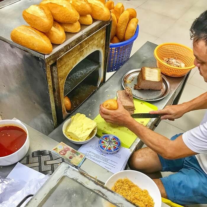 Quán bánh mì ngon ở Hà Nội - bánh mì phố Huế
