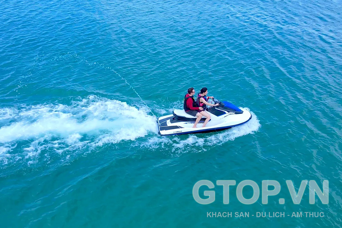 Các Hoạt Động Biển Độc Đáo Tại Phú Quốc: Sự Kết Hợp Giữa Cano Và Tàu Gỗ
