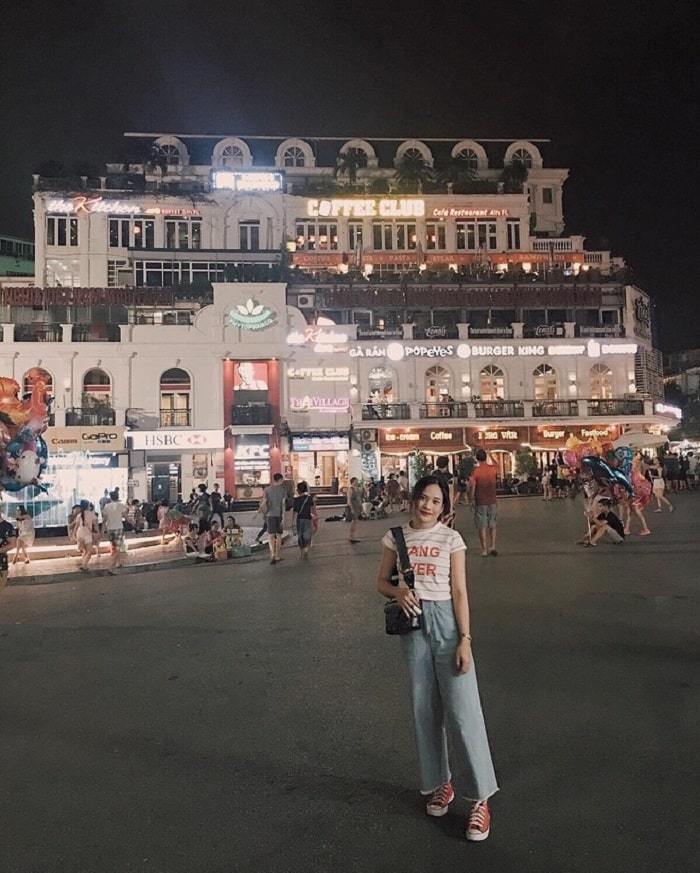 Chơi đêm ở phố đi bộ - một trong những điều phải làm khi tới Hà Nội