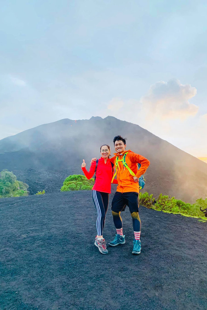 Hoàng Anh (phải) chụp ảnh cùng vợ tại núi lửa Pacaya, Guatemala. Ảnh: NVCC