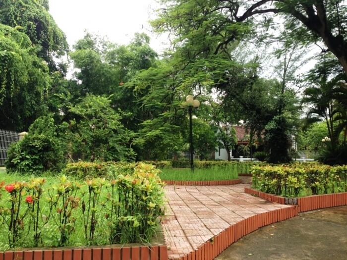Bảo tàng dệt Nam Định - khuôn viên của bảo tàng lợp bóng cây xanh