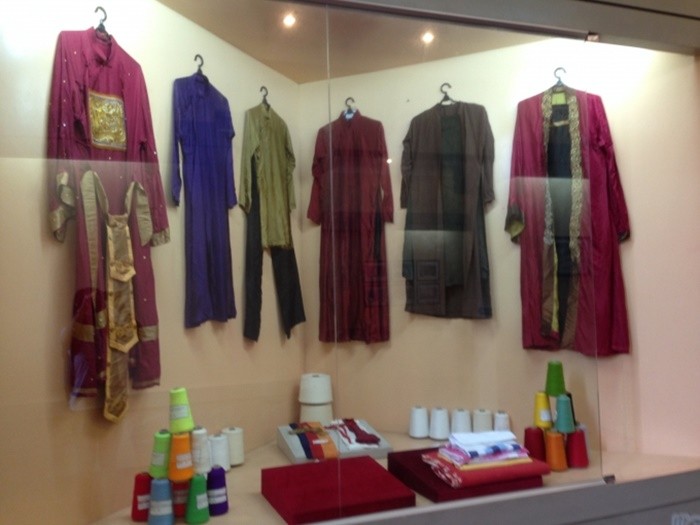 Bảo tàng dệt Nam Định - khu trưng bày dụng cụ và sản phẩm dệt may