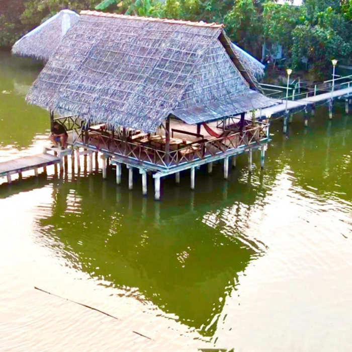  Bật mí top 10 quán ăn ngon Vĩnh Long - Quán có nhiều khu nhà nằm trên sông