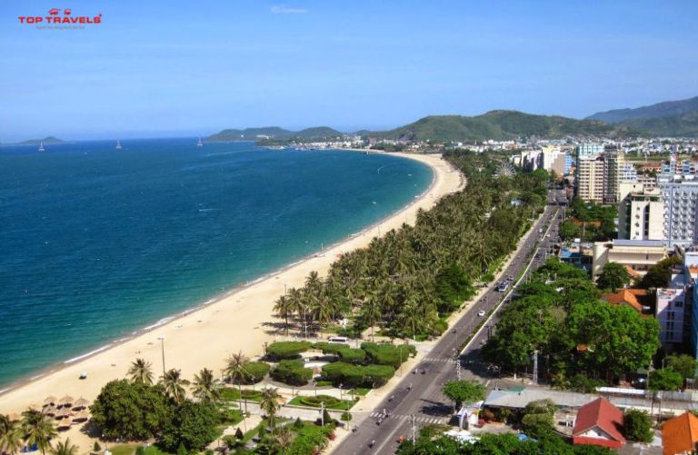 Bãi tắm đường Trần Phú là bờ biển nằm trong trung tâm thành phố 