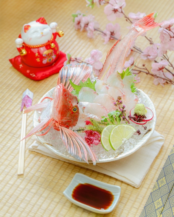 Houbou Sugata Zukuri là món ăn đặc biệt vì thịt cá phi lê trang trí cùng bộ xương với đôi cánh xoè như đoá hoa.
