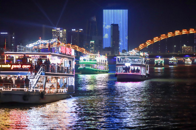 Dịp Tết Dương lịch, 2.000 người dân và du khách du ngoạn đêm miễn phí trên sông Hàn. Ảnh: Nguyễn Đông.