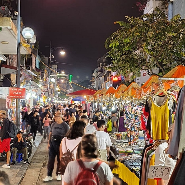 chợ đêm - một trong các địa điểm vui chơi tại Hà Nội nổi tiếng