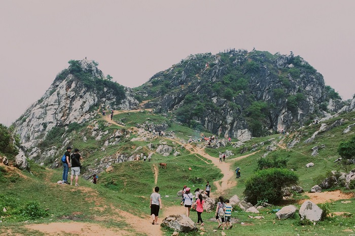Núi Trầm - một trong các điểm du lịch gần Hà Nội