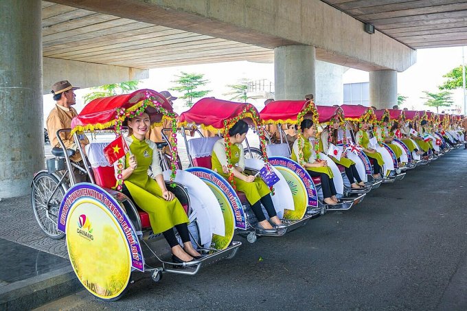 40 chiếc xích lô được trang trí quảng bá lễ hội chào đón năm mới tại Đà Nẵng. Ảnh: TTXTDL Đà Nẵng