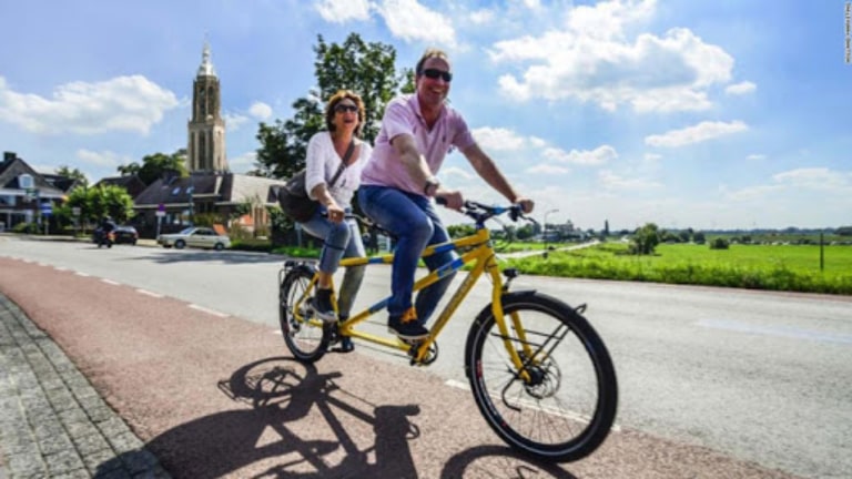 Thuê xe đạp đôi để tham quan thành phố