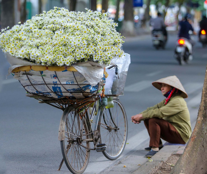 Cảm nhận mùa thu Hà Nội qua những chiếc xe đạp chở đầy hoa giữa lòng thành phố