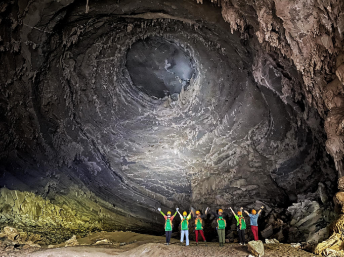 Hang Tiên là hang khô lớn nhất trong hệ thống hang động Tú Làn, Quảng Bình được phát hiện lần đầu năm 1994. Tổng độ dài 2.5km. Cả nhóm vui sướng chụp ảnh lưu niệm bên trong hang 1.