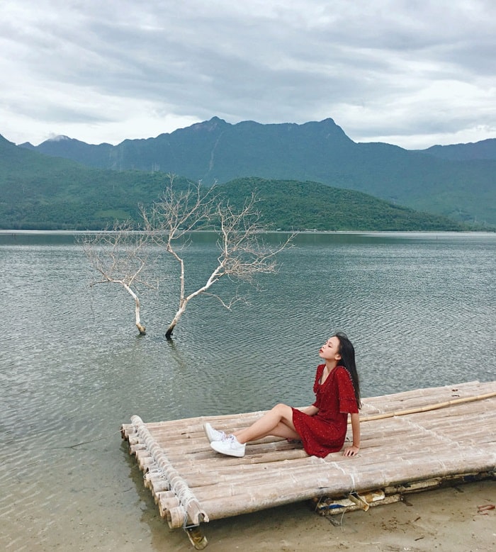 Ngoài cây cô đơn hồ Tây Việt Nam còn có cây cô đơn ở đầm Lập An