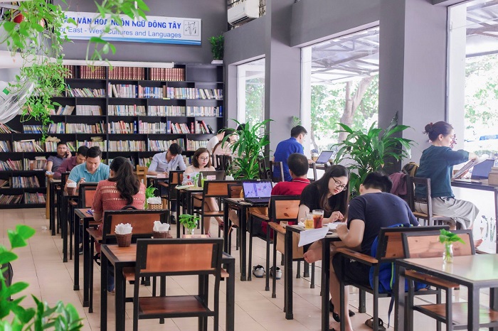 Quán Cafe Đông Tây là một trong những quán cà phê sách ở Hà Nội