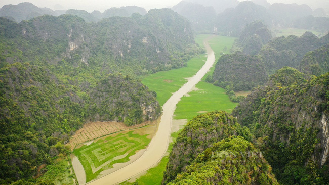 Chiêm ngưỡng “Cờ hội-sắc vàng Tam Cốc” ở Ninh Bình