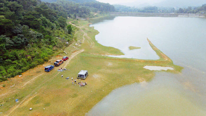 hồ hoa sơn sóc sơn: Hồ chòm núi toạ lạc trên địa bàn xã Nam Sơn, huyện Sóc Sơn, thành phố Hà Nội.
