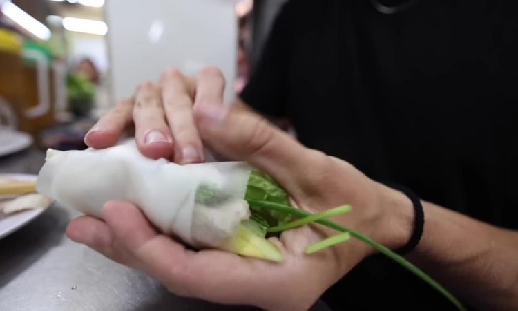 Chợ ăn vặt nổi tiếng Đà Nẵng trong mắt YouTuber nước ngoài