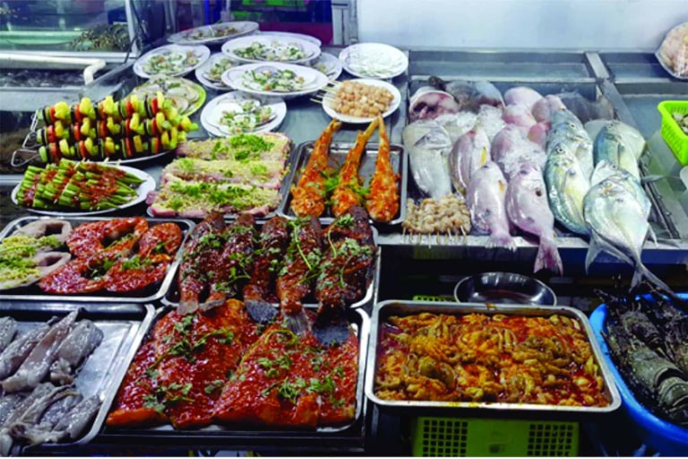 Rất nhiều loại hải sản được bày bán ở chợ đêm đảo Phú Quốc