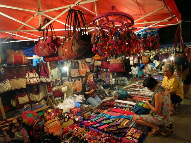 Bạn có thể mua các sản phẩm bán tại chợ đêm ở đảo về làm quà