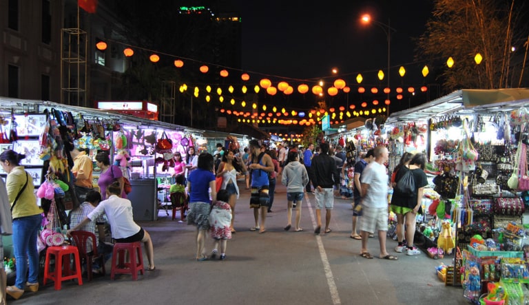 Vì chợ Bạch Đằng nằm ở trung tâm của Phú Quốc nên không khó để di chuyển đến chợ