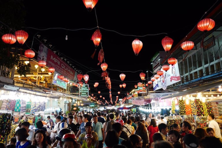 Vào những ngày cuối tuần, chợ đêm tại Phú Quốc rất đông khách