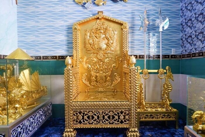 Nhà dát vàng ở Cần Thơ - đồ dùng được sưu tầm hoặc đặt làm trước khi dát vàng