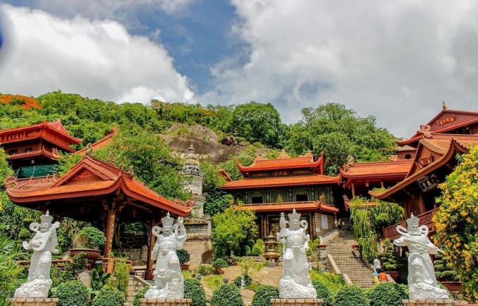 Cảnh quan chùa Hang xanh mát với 44 điểm