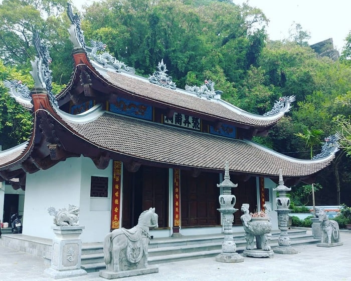 đền thờ Trương Hán Siêu - 1 công trình trong Chùa Non Nước Ninh Bình 