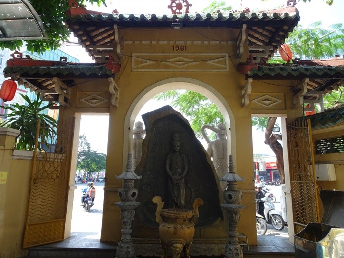 Chùa Phật Học Cần Thơ - cổng tam quan từ trong ra ngoài