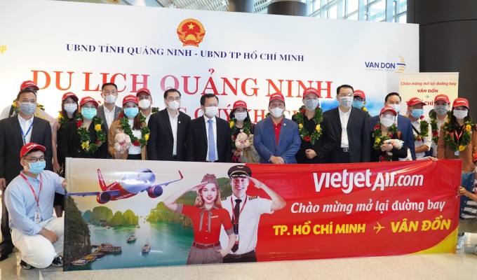 Lãnh đạo tỉnh Quảng Ninh và sân bay Vân Đồn chào đón hành khách trên chuyến bay VJ230 của Vietjet xông đất sân bay năm mới Tân Sửu. Ảnh: Văn Quang.