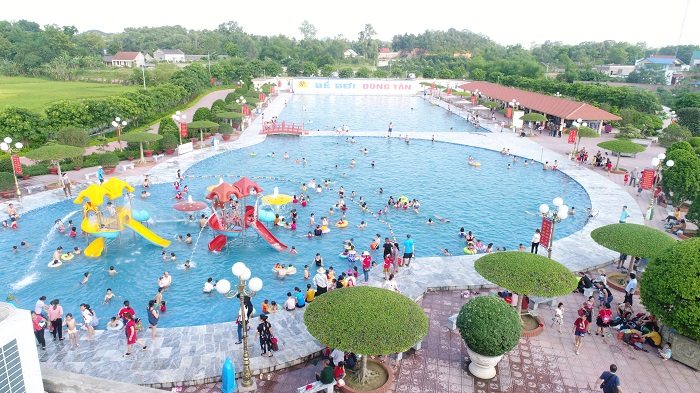 Bể bơi ở khu du lịch Dũng Tân 