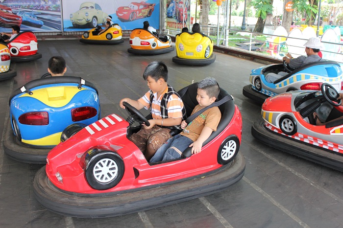 Công viên Thỏ Trắng Lê Thị Riêng - trò chơi xe điện đụng
