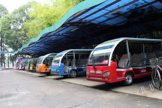 Đội xe ở Công viên Đầm sen đã sạc đầy năng lượng, sẵn sàng phục vụ du khách vào ngày 6/11. Ảnh: Huỳnh Nhi