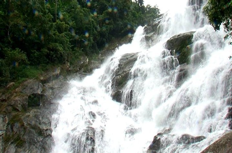 Một thác nước đẹp ở vùng đất cao nguyên