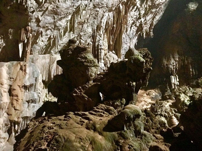 Nhũ đá bên trong hang Phượng Hoàng 