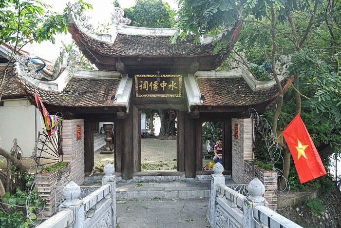 Đền Thủy Trung Tiên chùa Trấn Quốc và đền Quán Thánh tạo thành một quần thể di tích du lịch tâm linh của Hà Nội