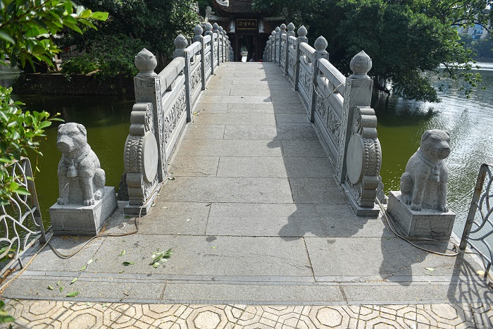 Đầu cầu dẫn vào đền Thủy Trung Tiên đặt một đôi chó đá