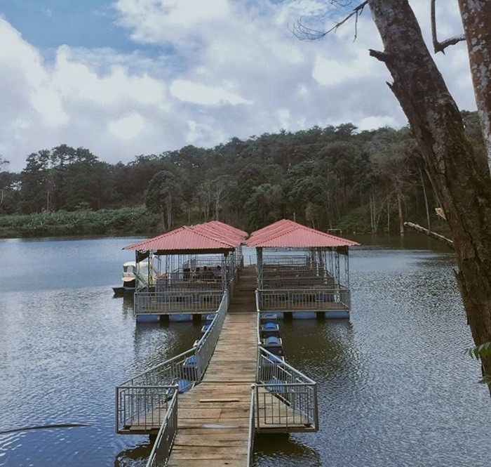 Khung cảnh đẹp như tranh vẽ bên hồ Toang Đam - cầu gỗ