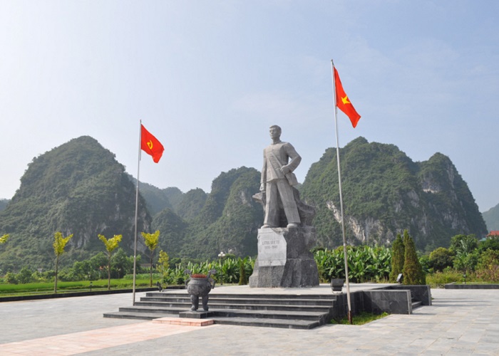 di tích lưu niệm Lương Văn Tri - tượng đài