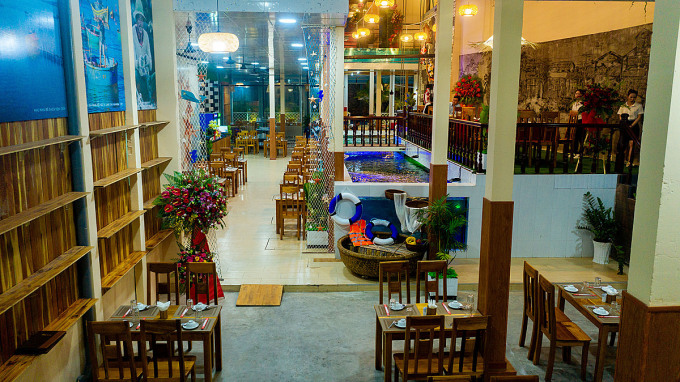Nhà hàng Ngọc Biểm có không gian ấm cúng, đậm chất Phú Quốc.