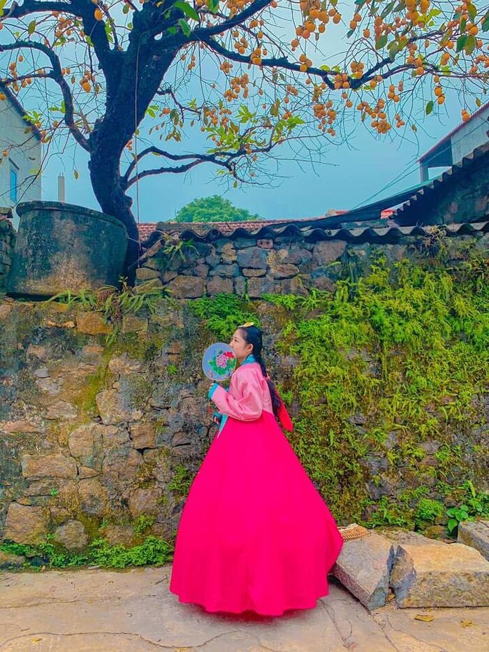 địa điểm chụp ảnh đẹp ở ninh bình: Ở Ninh Bình gần đó cũng có chỗ thuê trang phục hanbok truyền thống của Hàn Quốc.