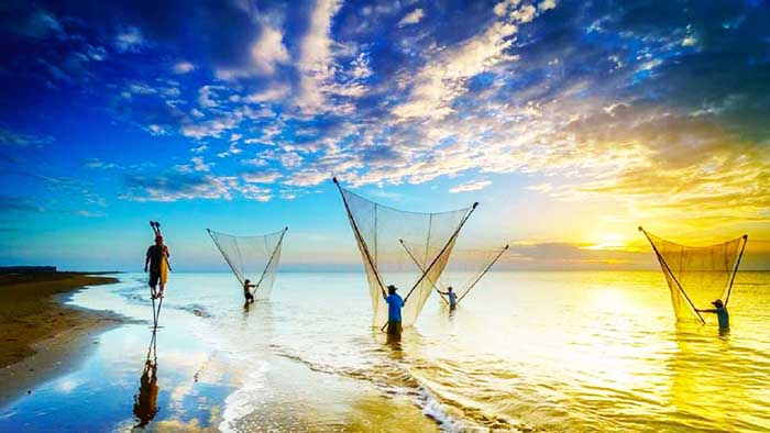 8 bãi biển đẹp ở miền Tây - Người dân lưới cá