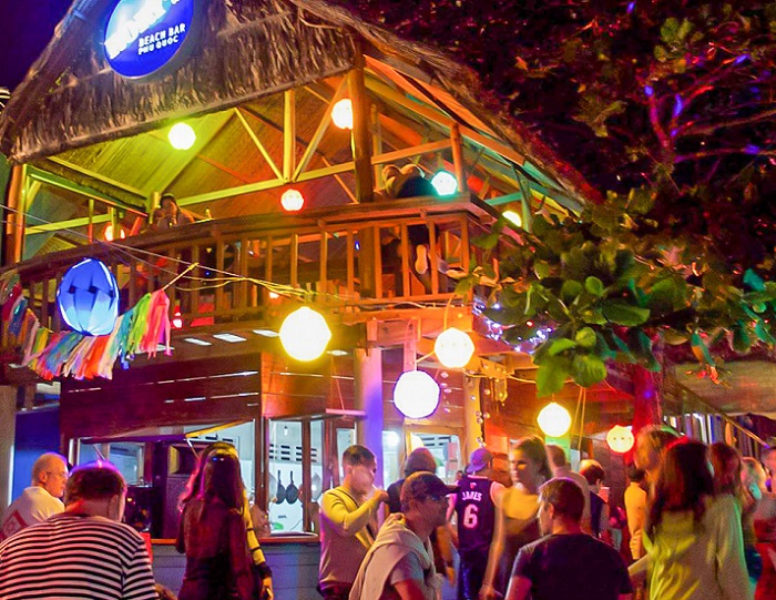 địa điểm đi chơi tối ở Phú Quốc - Rory’s Beach Bar 