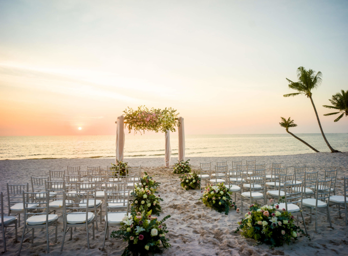Không gian tiệc cưới nhỏ gọn, ấm cúng bên bờ biển tại InterContinental Phu Quoc Long Beach Resort.