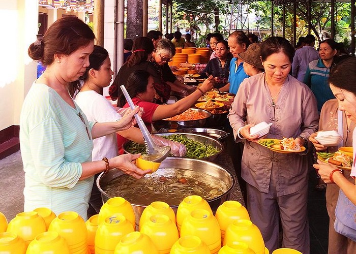 cơm chay - điểm thu hút của chùa Đại Giác Đồng Nai